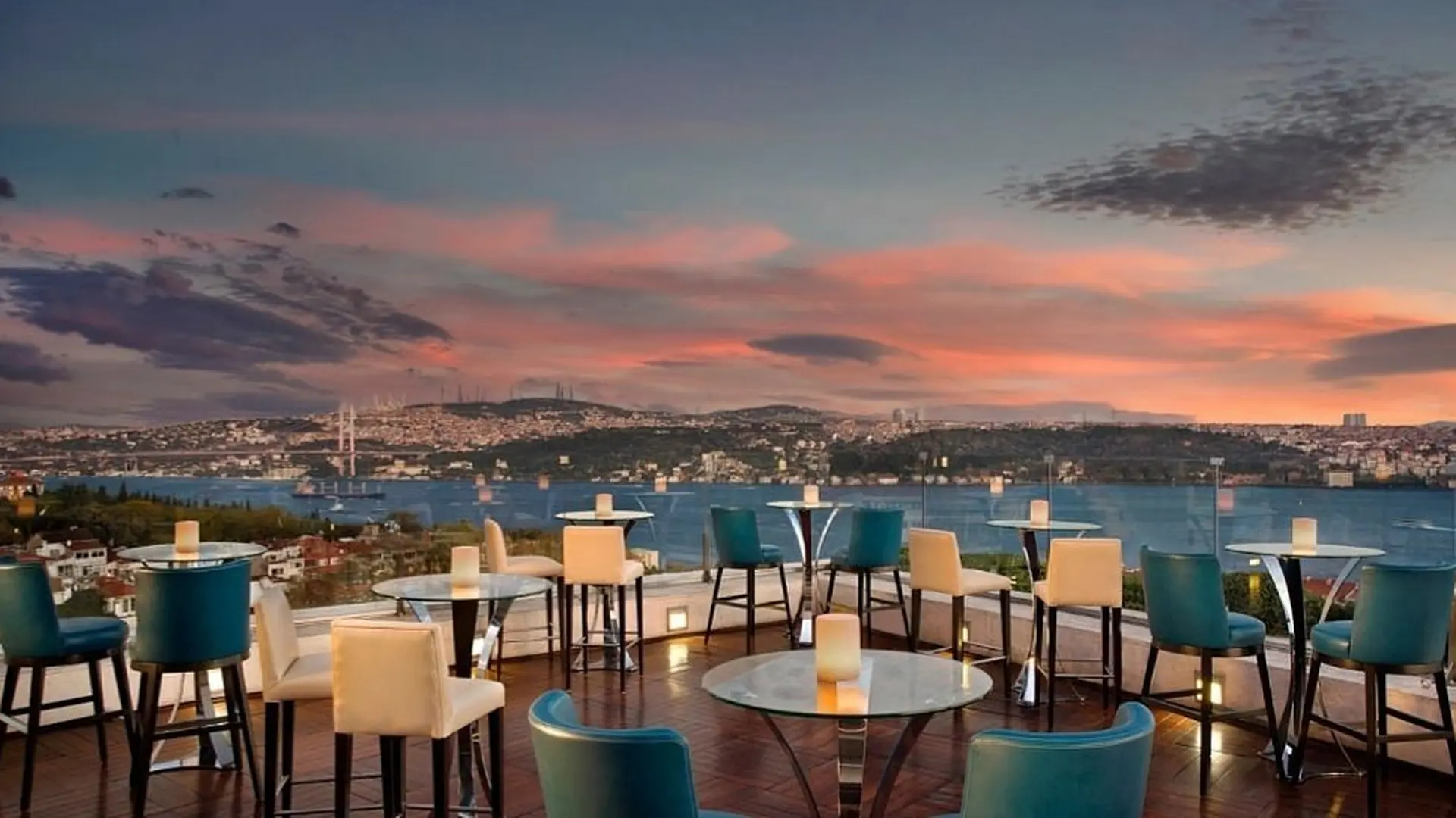 Summit Bar & Terrace mekânı