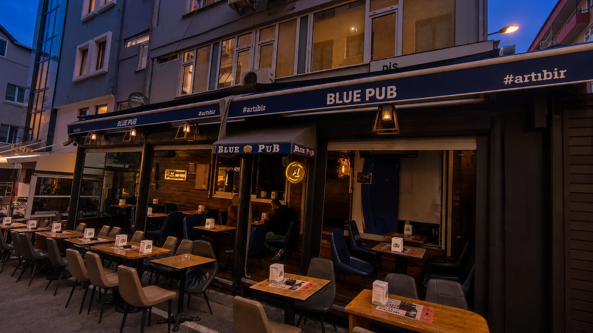 Blue Pub mekânı