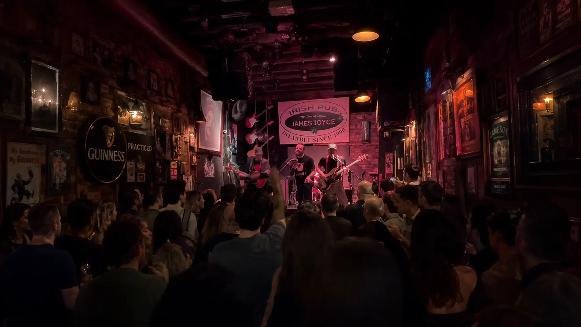 The James Joyce Irish Pub mekânı
