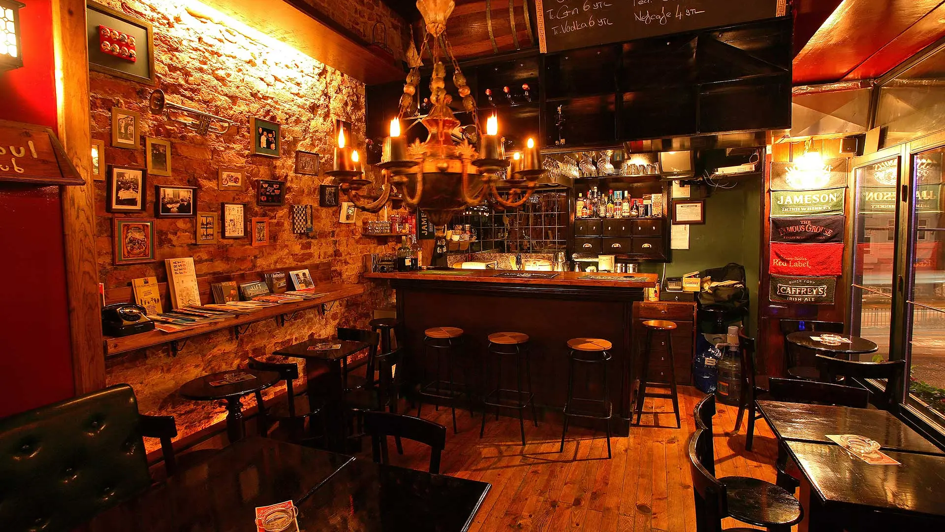 U2 Istanbul Irish Pub mekânı