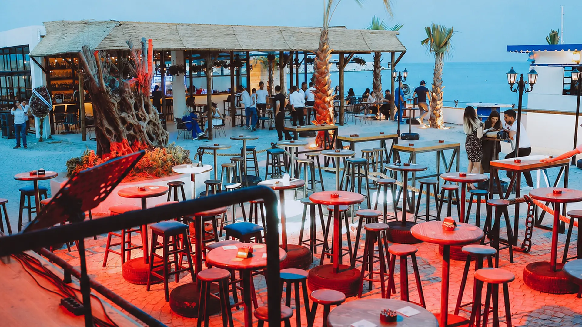 Mask Beach mekânı